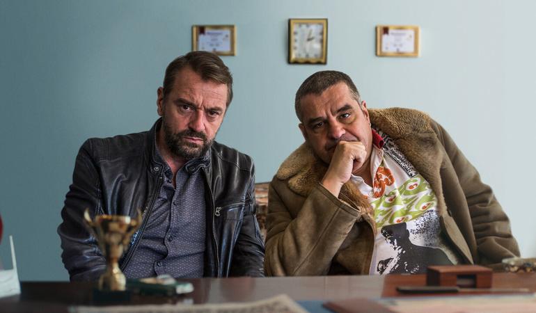 Da sinistra, l'agente Bob Lemmens (interpretato da Tom Waes) e il narcotrafficante Ferry Bouwman (l'attore Frank Lammers), protagonisti della serie tv Undercover (Netflix)