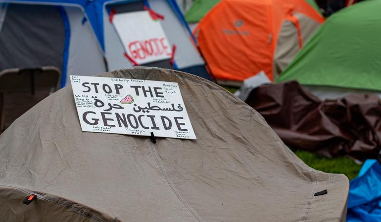 Una protesta pro-Palestina al campus dell'Università dell'Oregon (Foto di David Geitgey Sierralupe da Flickr. CC BY 2.0 DEED)
