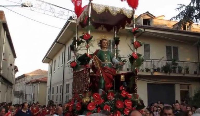 La statua di San Pantaleone portata in processione a Limbadi, in provincia di Vibo Valentia (dal sito sagreincalabria.com)