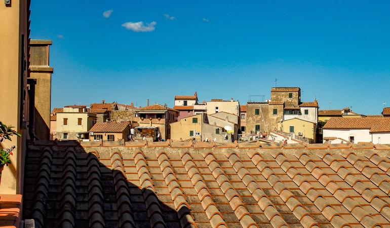 Uno scorcio del centro abitato di Capoliveri, comune dell'isola d'Elba. Foto di R. Menti