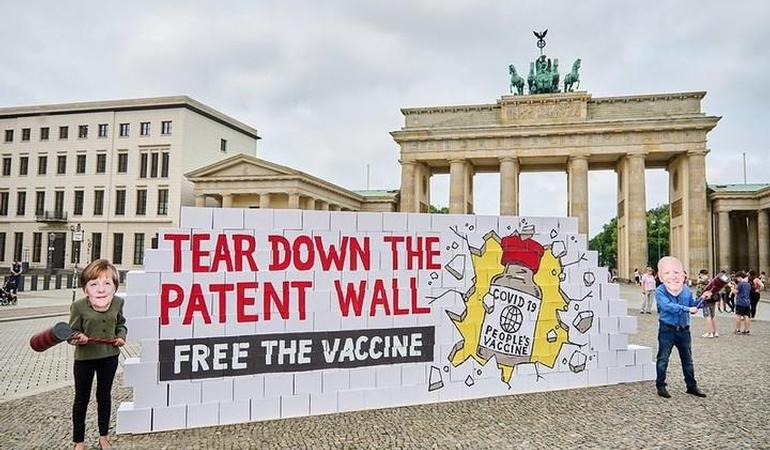 "Demolite il muro dei brevetti: liberate i vaccini". Foto: Noprofitonpandemic