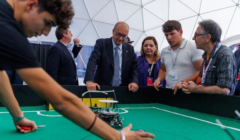 Napoli, ottobre 2025. Un gruppo di studenti con il ministro Valditara al primo summit internazionale sull'intelligenza artificiale NextGenAI. Foto ministero dell'Istruzione
