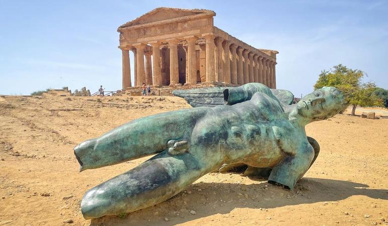 Agrigento, la Valle dei Templi (Foto di <a href="https://unsplash.com/it/@alexgoesglobal?utm_content=creditCopyText&utm_medium=referral&utm_source=unsplash">Alexandra Tran</a> su <a href="https://unsplash.com/it/foto/una-statua-di-un-orso-che-giace-di-fronte-a-un-edificio-fP-SWfxhgBg?utm_content=creditCopyText&utm_medium=referral&utm_source=unsplash">Unsplash</a>)
