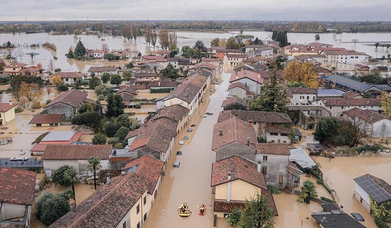 Versa (Go), novembre 2025. Vigili del fuoco e Protezione civile percorrono le strade della cittadina a bordo di gommoni per portare in salvo i residenti rimasti bloccati nelle proprie abitazionii