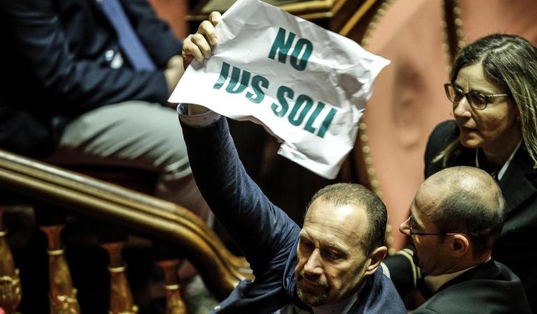 15 giugno 2017. Al Senato i senatori della Lega protestano contro lo ius soli (Foto Giuseppe Lami - Ansa) 
