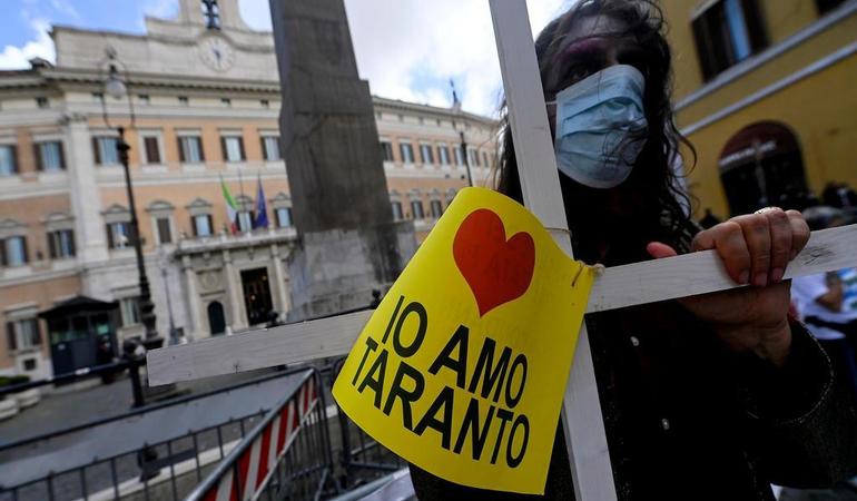 Cittadini di Taranto a piazza Montecitorio con croci bianche e cartelli per protestare, in attesa della sentenza sulla chiusura dell'area a calso dell'ex impianto siderurgico dell'Ilva di Taranto. Roma, 13 maggio 2021. Fonte: Ansa/Roberto Antimiani