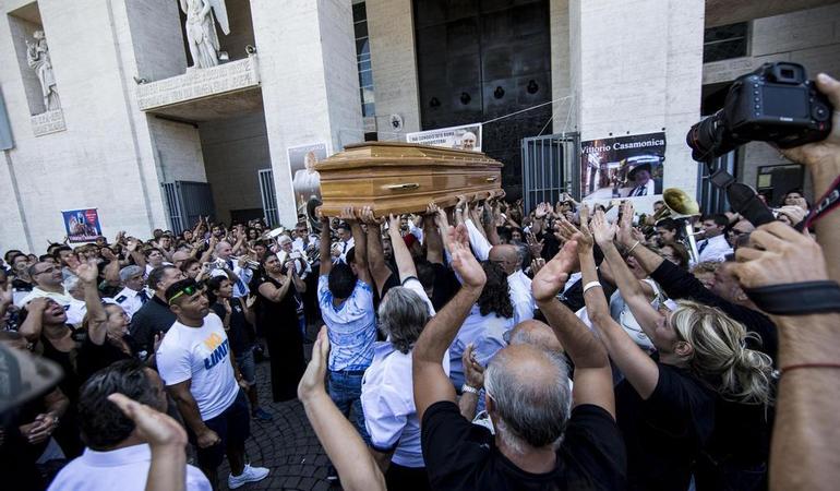 Un momento dei funerali di Vittorio Casamonica a Roma nella chiesa Don Bosco il 20 agosto 2015 (Massimo Percossi/Ansa)