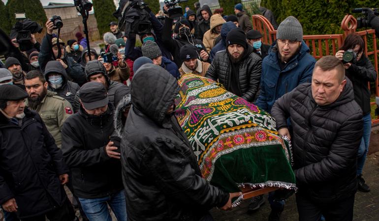 Il funerale di un migrante al confine tra Bielorussia e Polonia. Credits: Ansa