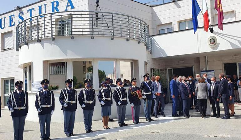 La ministra dell'Interno Luciana Lamorgese inaugura i nuovi uffici degli apparati giudiziari a Trani nel luglio 2021 (Ansa)