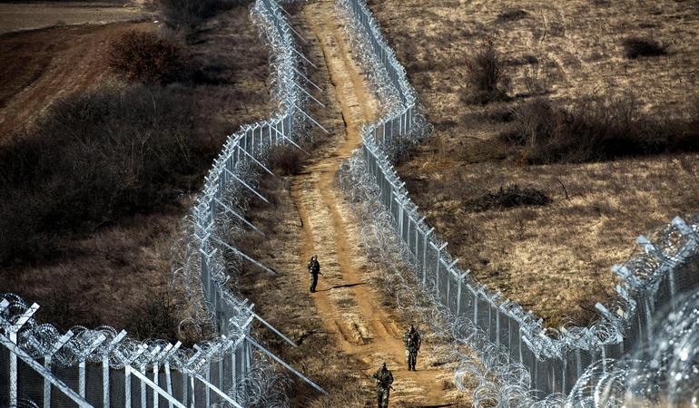 24 febbraio 2017, recinzioni al confine tra Grecia e Macedonia (G. Licovski/Epa)
