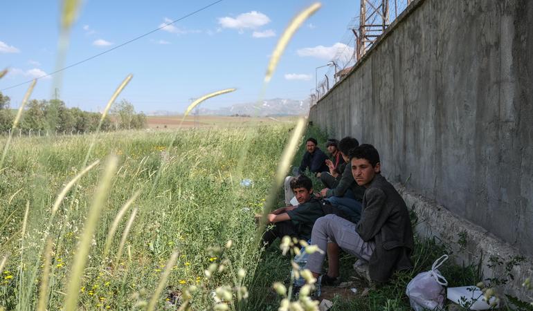 Persone in fuga tra la Turchia e l'Iran. Ansa