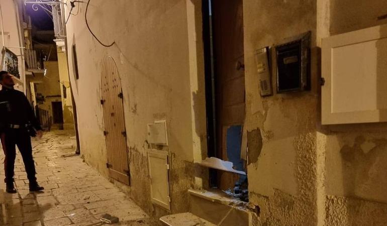 Il portone della casa di un pregiudicato di Vieste, danneggiato da un'esplosione il 7 gennaio