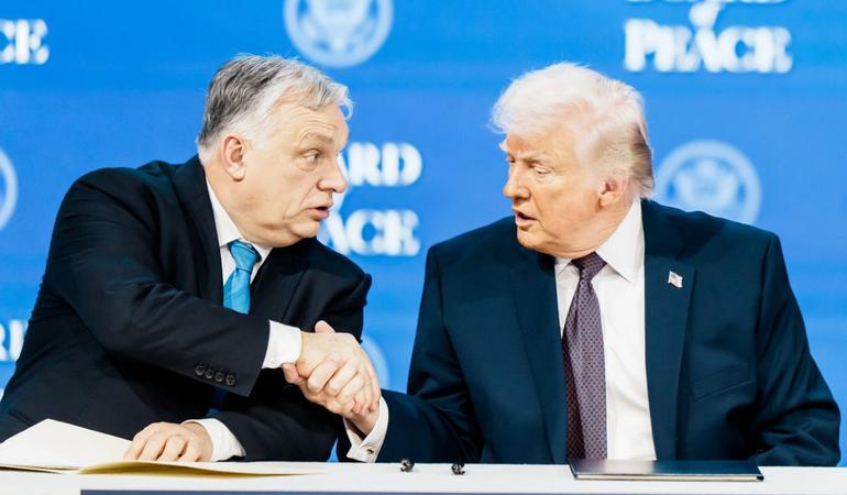 Davos (Svizzera), 22 gennaio 2026. Il primo ministro ungherese Viktor Orbán insieme al presidente Usa Donald Trump durante un incontro del Board of Peace nell'ambito del World Economic Forum (Foto di Mattias Nutt / World Economic Forum)