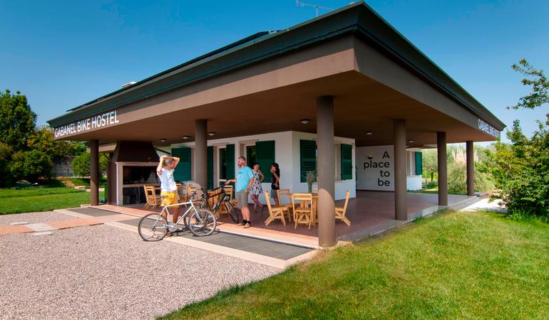 Beni confiscati. Il Gabanel Bike Hostel tra Verona e il lago di Garda è uno spazio restituito alla comunità