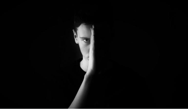 "Aiuto, mio figlio è diventato violento"