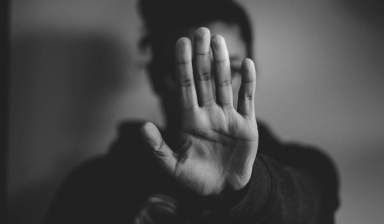 Foto di <a href="https://unsplash.com/it/@nadineshaabana?utm_source=unsplash&utm_medium=referral&utm_content=creditCopyText">Nadine E</a> su <a href="https://unsplash.com/it/foto/fotografia-ravvicinata-di-una-persona-che-solleva-le-mani-DRzYMtae-vA?utm_source=unsplash&utm_medium=referral&utm_content=creditCopyText">Unsplash</a>