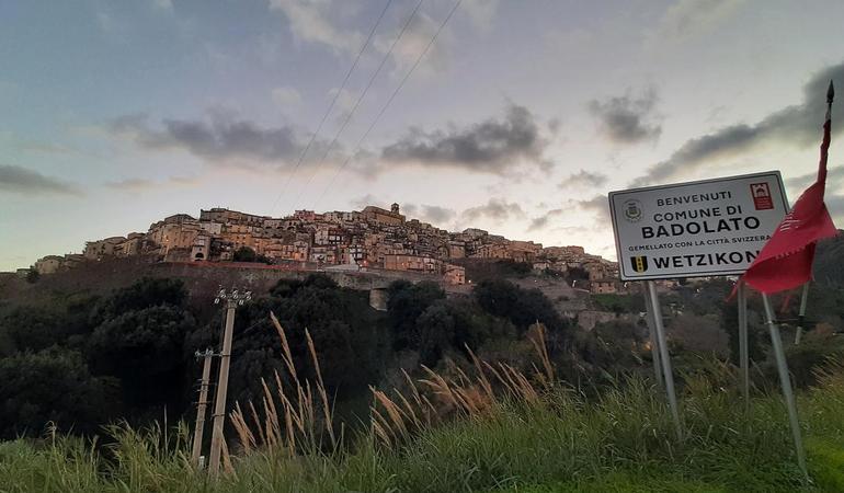 Badolato (Cz), vista sul borgo antico. Foto da Wikimedia Commons