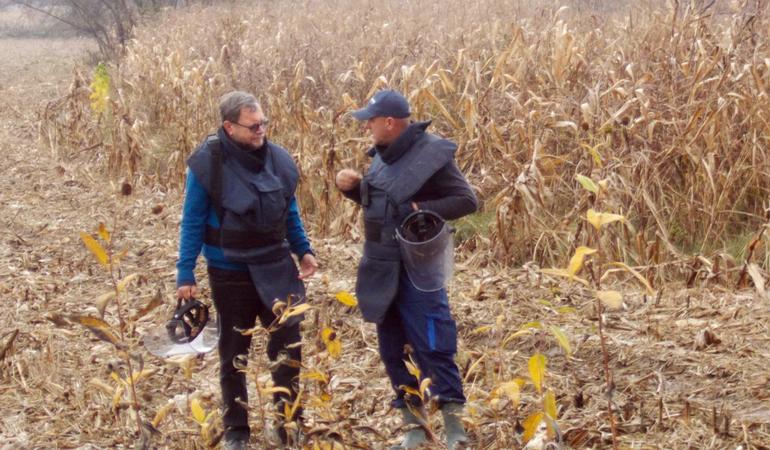 A sinistra, Vito Alfieri Fontana, da fabbricante di mine antiuomo a sminatore. Foto: fb