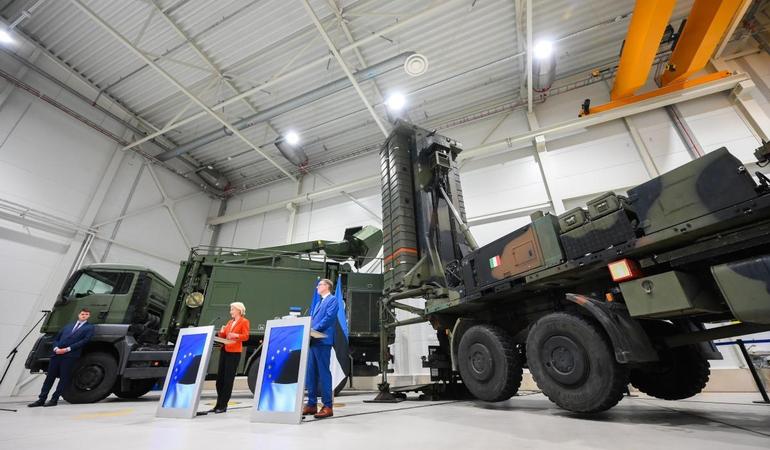 Tallin, 30 agosto 2025. La presidente della Commissione europea Ursula von der Leyen e il primo ministro estone Kristen Michal tengono una conferenza stampa in un deposito militare (© Unione Europea 2025)