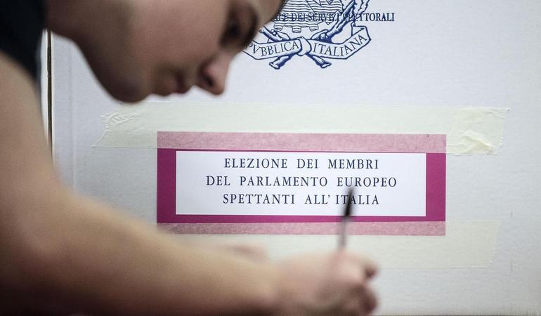 Roma, 23 maggio 2014. L'allestimento di un seggio elettorale per le elezioni europee. Foto di Angelo Carconi/Ansa