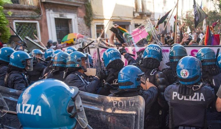 Gli scontri al G20 di Genova tra polizia e manifestanti. Credits: We are the tide, you are only G20