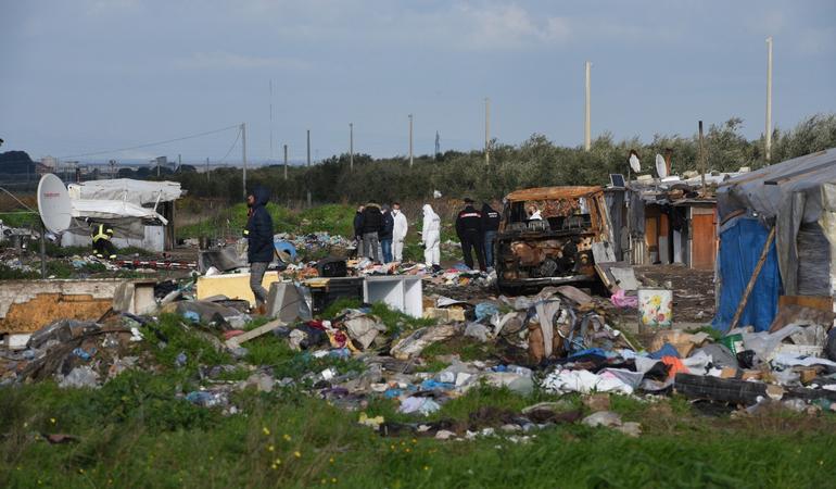 Il campo nomadi di Stornara dopo l'incendio. Credits: Luca Pernice
