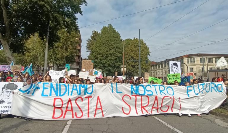 Lo striscione "Difendiamo il nostro futuro. Basta stragi". Foto di N. Sclippa