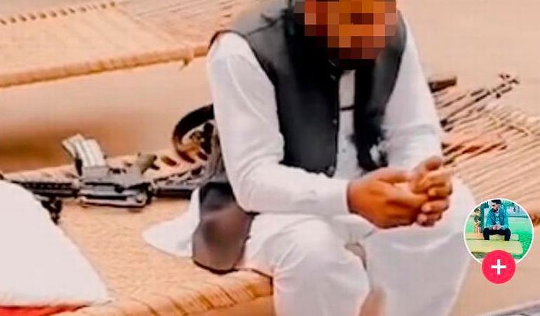 Un'immagine tratta dal profilo TikTok di un componente della gang Ak-47 Carpi, in cui compaiono dei fucili 