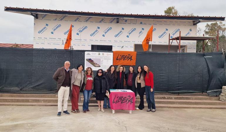 Marina di Gioiosa Ionica, un banchetto di Libera dinanzi al lido balneare confiscato al clan Mazzaferro