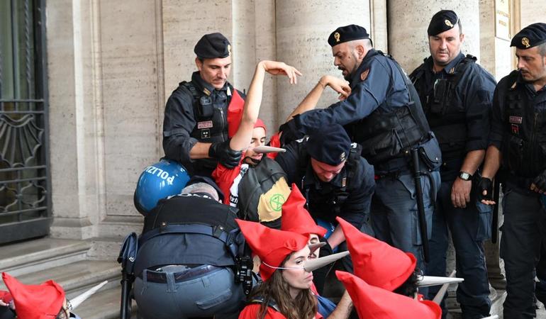 Azione di Extinction Rebellion davanti al Ministero delle infrastrutture e dei trasporti. Roma, ottobre 2023. Foto: Xr Italia