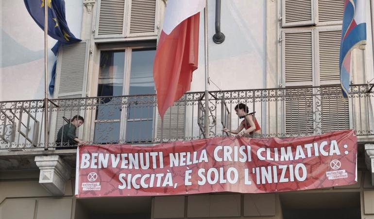 Due attiviste di Xr si incatenano davanti al balcone del palazzo della regione Piemonte, a Torino. Foto: Ufficio stampa Xr