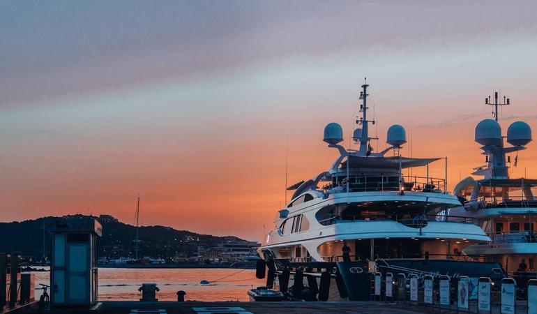 Due yacht attraccati in un porto della Sardegna (Nazar Haponov/Unsplash)