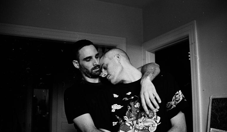 Yannick insieme a J, il suo compagno. Foto di Yannick Fornacciari 