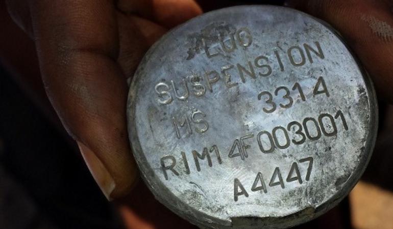 L'anello di sospensione ritrovato sul luogo del raid aereo dell'8 ottobre 2016 a Deir Al-Hajari, in Yemen, appartenente a una bomba prodotta da Rwm Italia (foto di Mwatana)