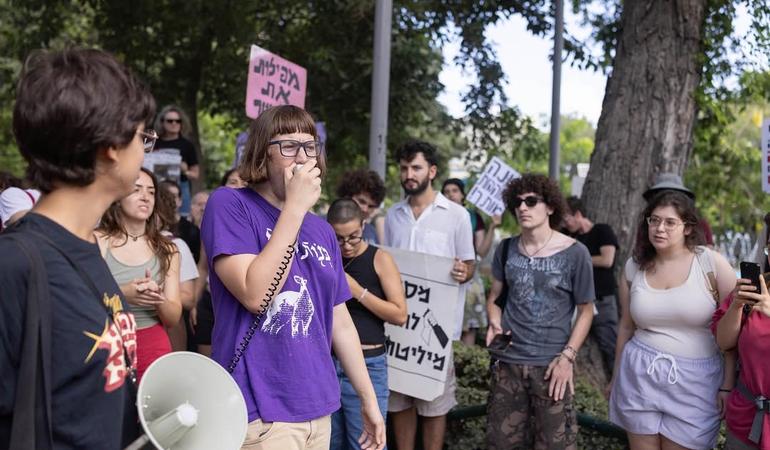 Haifa, 17 agosto 2025. Yona Roseman interviene in una manifestazione prima di essere incarcerata per aver rifiutato il servizio militare. Foto di OrenZiv/ActiveStills