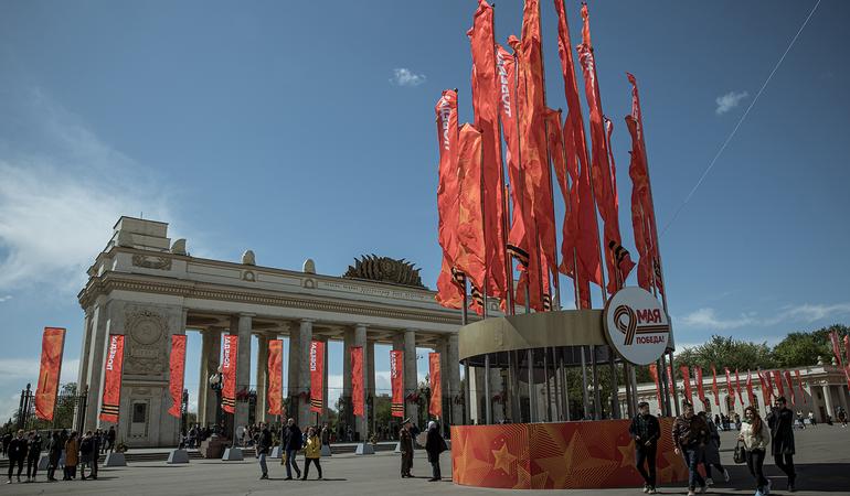 Il parco Gorky, nel centro di Mosca, con le decorazioni per le celebrazioni del giorno della Vittoria, il 9 maggio 