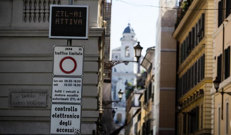 Roma, luglio 2019. Il varco Ztl di via del corso (Angelo Carconi/Ansa) 