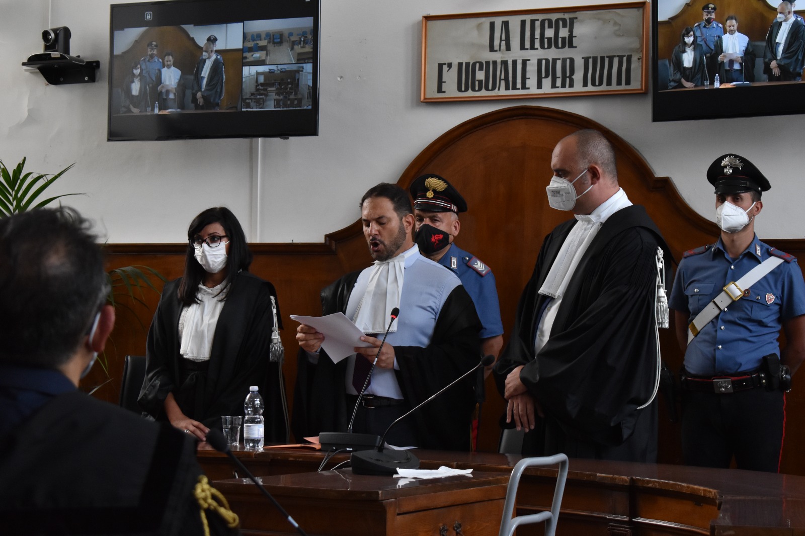 La lettura della sentenza a Mimmo Lucano. (Foto di Francesco Donnici)