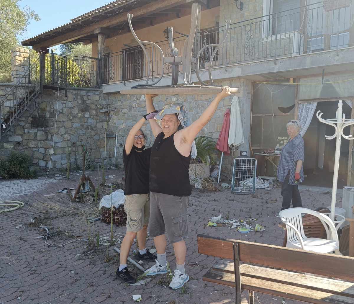 Volontari mettono in ordine dopo lo sgombero