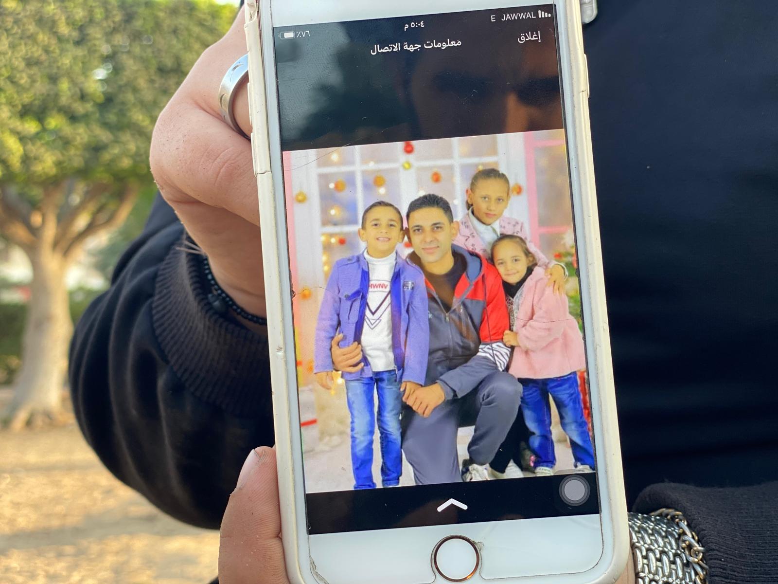 Laila Al-Helu mostra una foto del fratello Shawqi con tre dei figli. Foto di Ahmed Ahmed/+972 Magazine