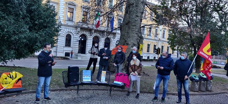 Il presidio dell'associazione Libera e dei sindacati fuori dal tribunale