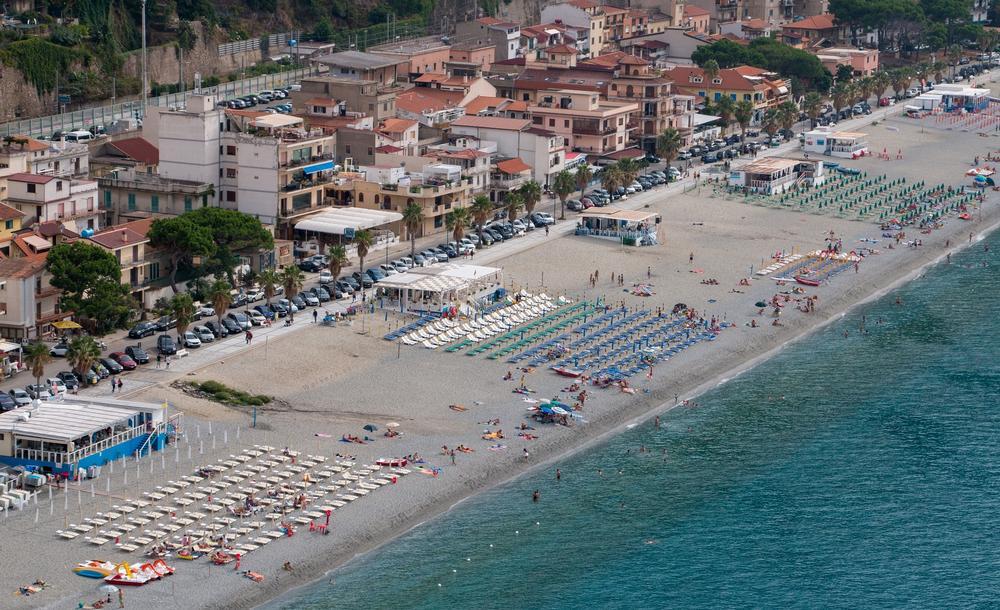 Uno scorcio sulla spiaggia di Scilla, in provincia di Reggio Calabria (Pixabay)