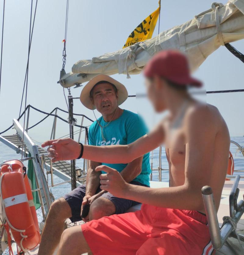 Stefano Lanfranco, ideatore del progetto "Scugnizzi a vela", insieme a un partecipante del campo scuola di Libera