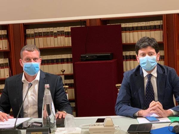 Da sinistra, Stefano Vignaroli e il ministro Roberto Speranza