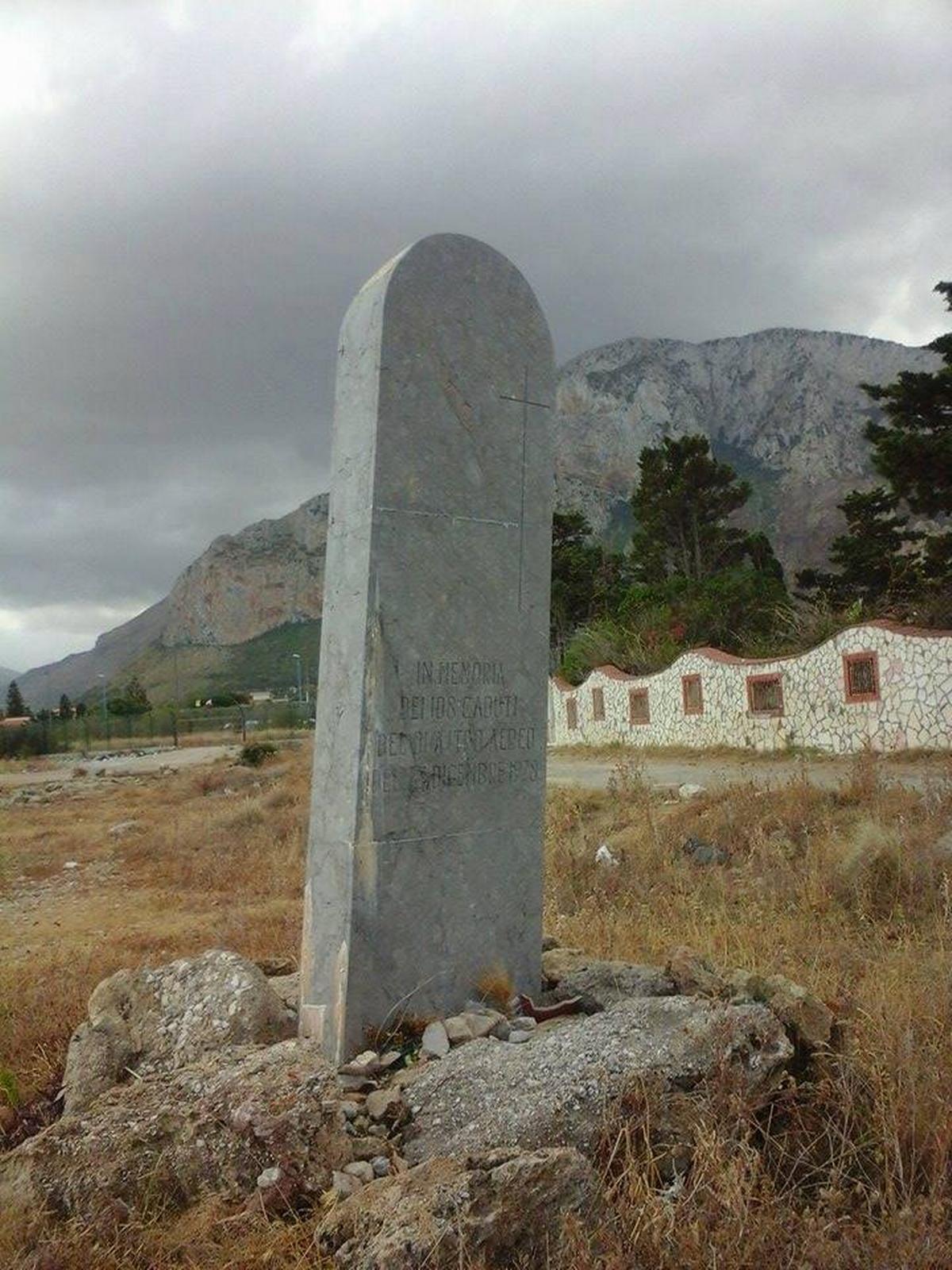 Marina di Cinisi (Palermo). La stele che ricorda la strage di Punta Raisi