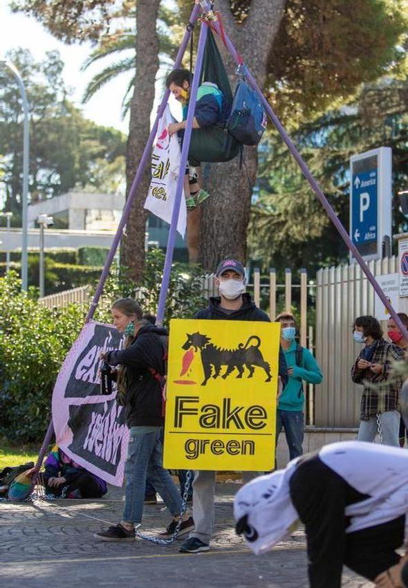 Gli attivisti di XR davanti alla sede dell'Eni a Roma