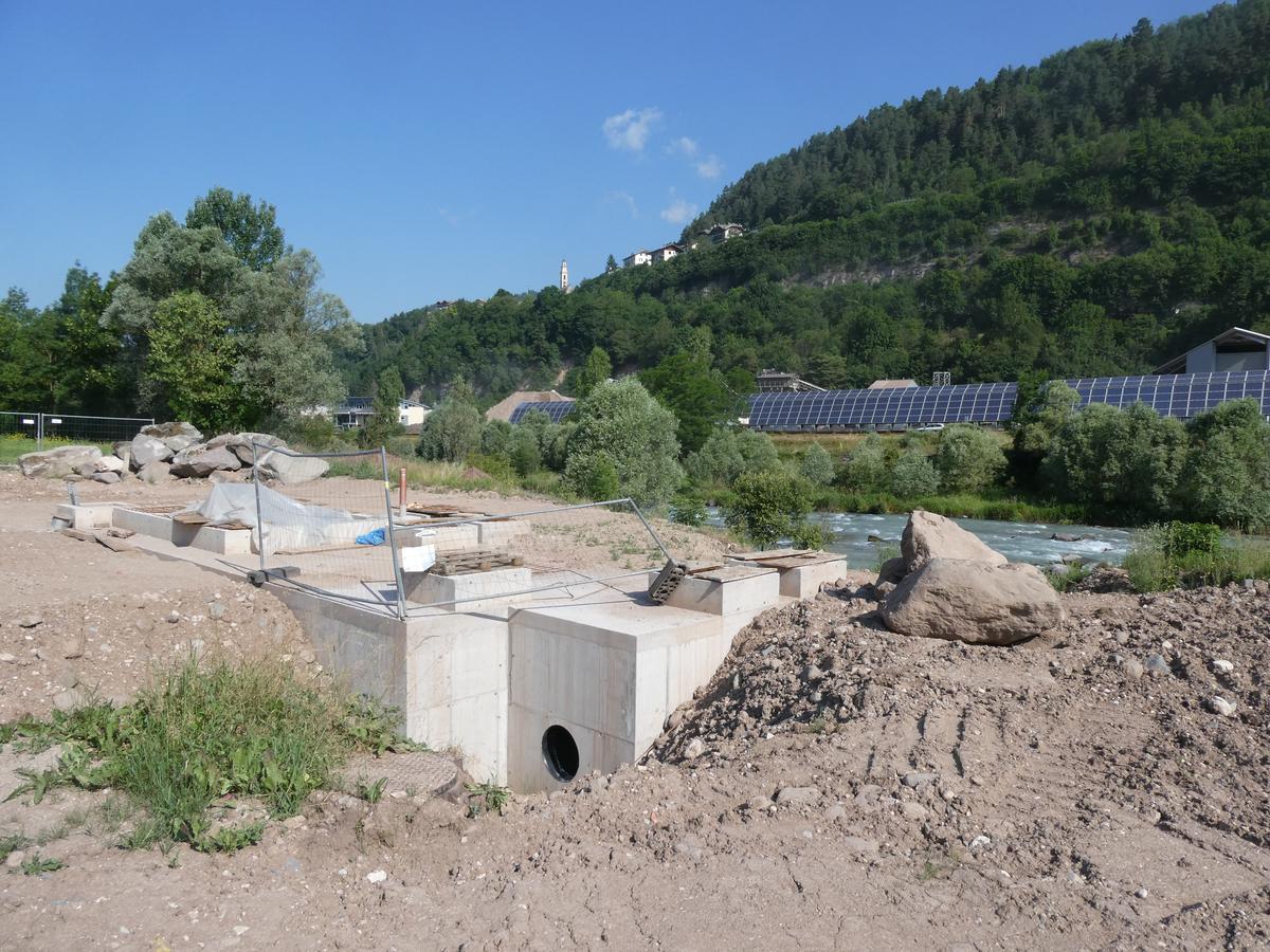 Tesero (Trento), il cantiere per la realizzazione della nuova presa sul torrente Avisio per l'innevamento artificiale. Foto di L. Casanova