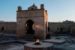 Il tempio del fuoco o 'Ateshgah' di Baku. Nell'antichità il fuoco che ardeva ininterrottamente sugli altari era alimentato da giacimenti che emergevano spontaneamente in superficie