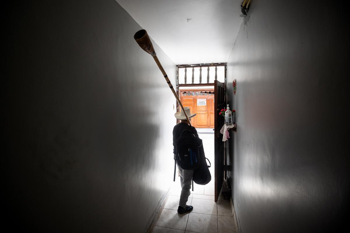 Elmer Micha (Associazione Tinkari) esce di casa con il suo tradizionale clarin, strumento che usa per emanare le note di dissenso, in appoggio alla comunità andina