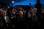 La sera prima dello sgombero del campo di Trafalgar square, gli attivisti si riuniscono a sostegno della ribellione di chi per giorni ha piantato le tende bloccando il traffico cittadino